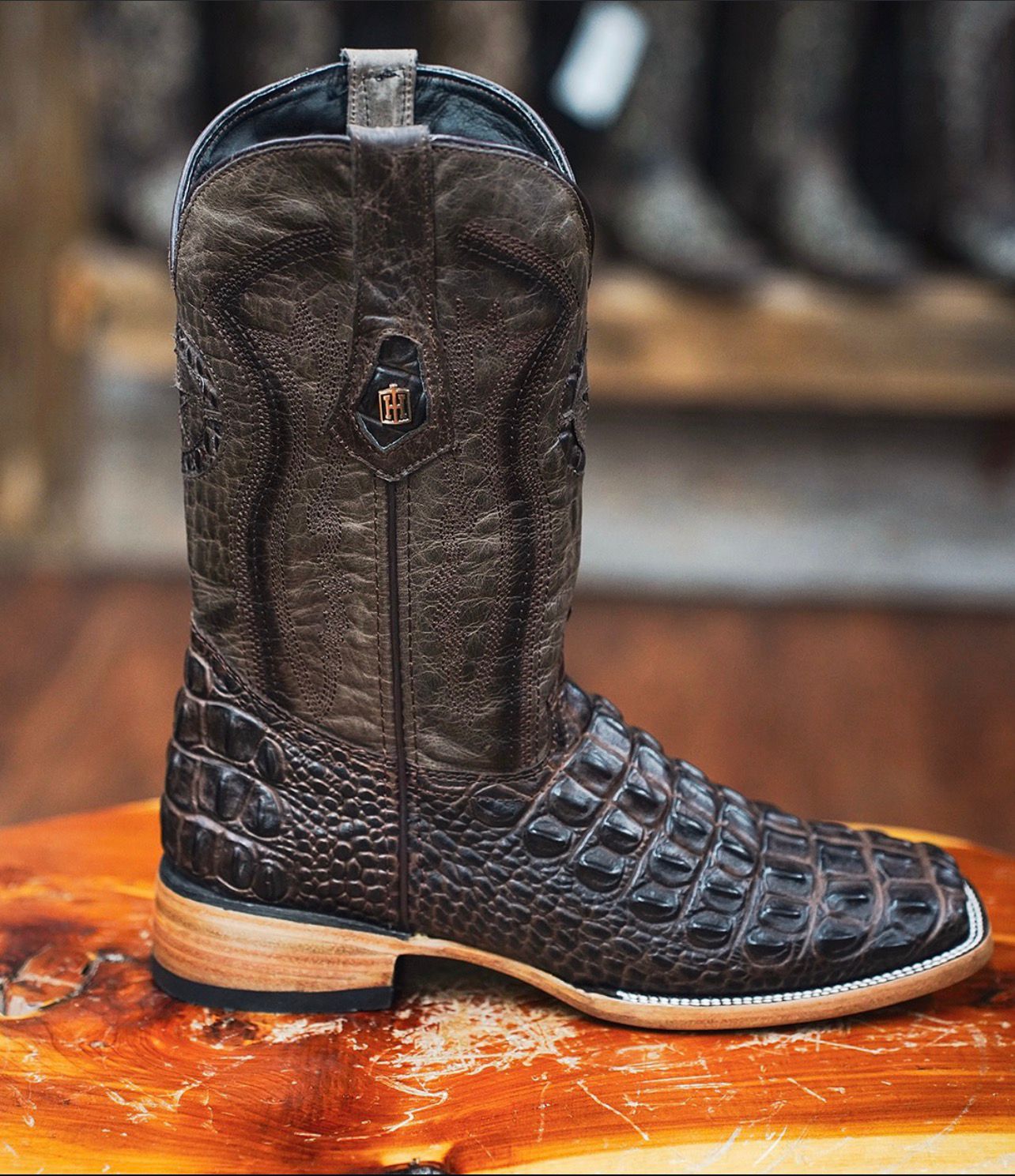 EXOTIC BROWN ALLIGATOR TAIL - COWBOY BOOTS